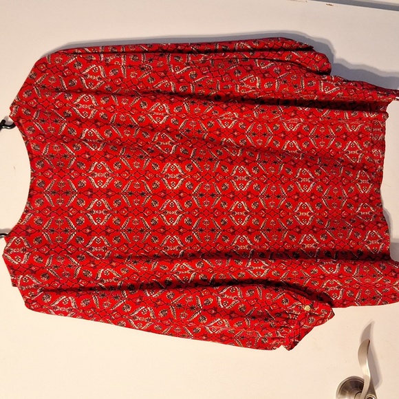 Women's Liz Claiborne 3/4 sleeve top, XL, Red with designs. - Picture 4 of 4